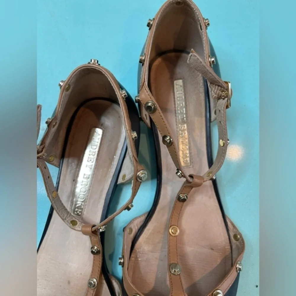 Audrey‎ Brooke ‘NIKKI’ Black/Tan Leather Gold Studded Flats size 8 M